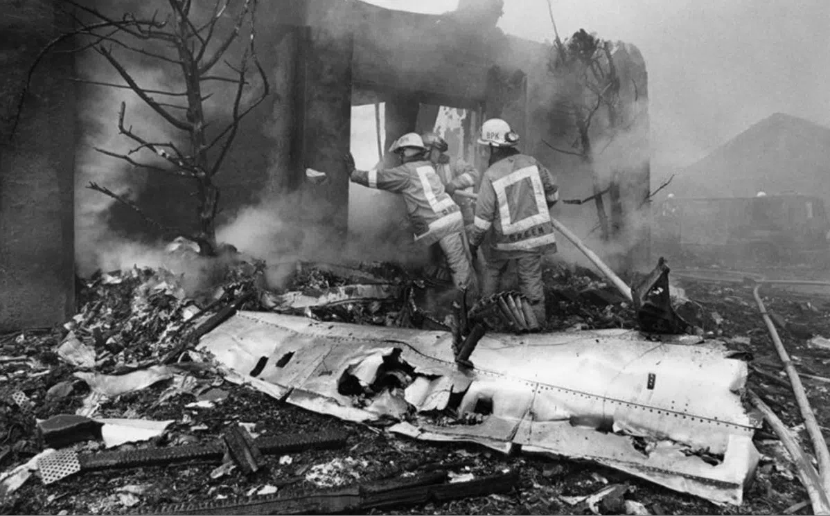 Firefighters at scene of Aeroméxico Flight 498 crash
