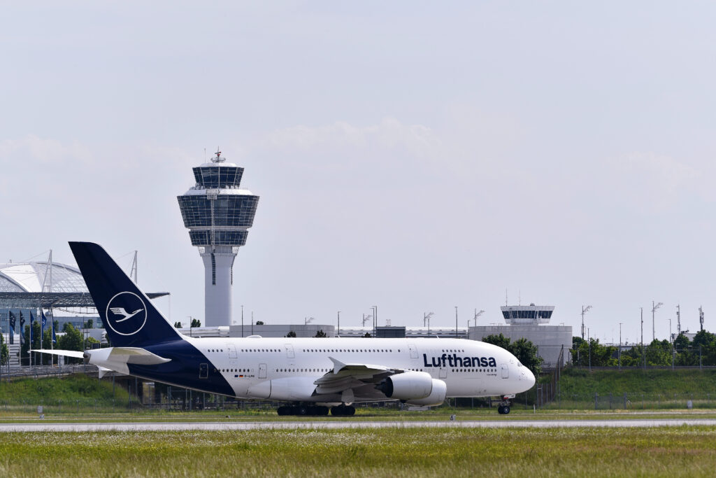 Lufthansa A380's first flight from Flughafen München