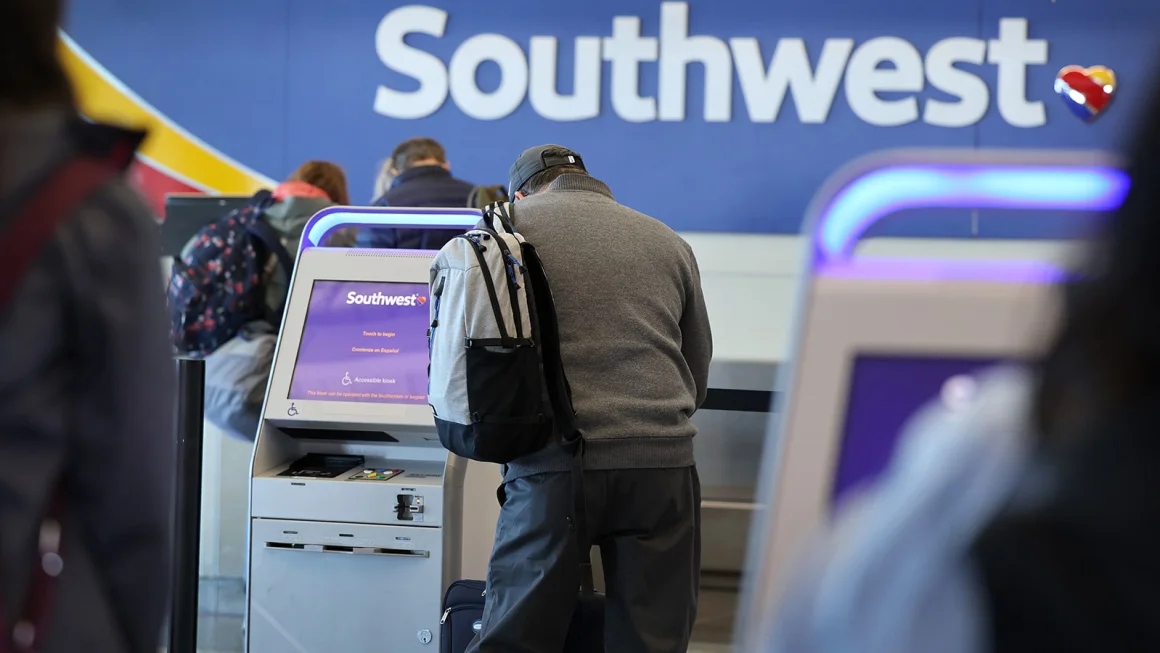 Passengers check in for Southwest Airlines flights at Chicago Midway International Airport © Scott Olson