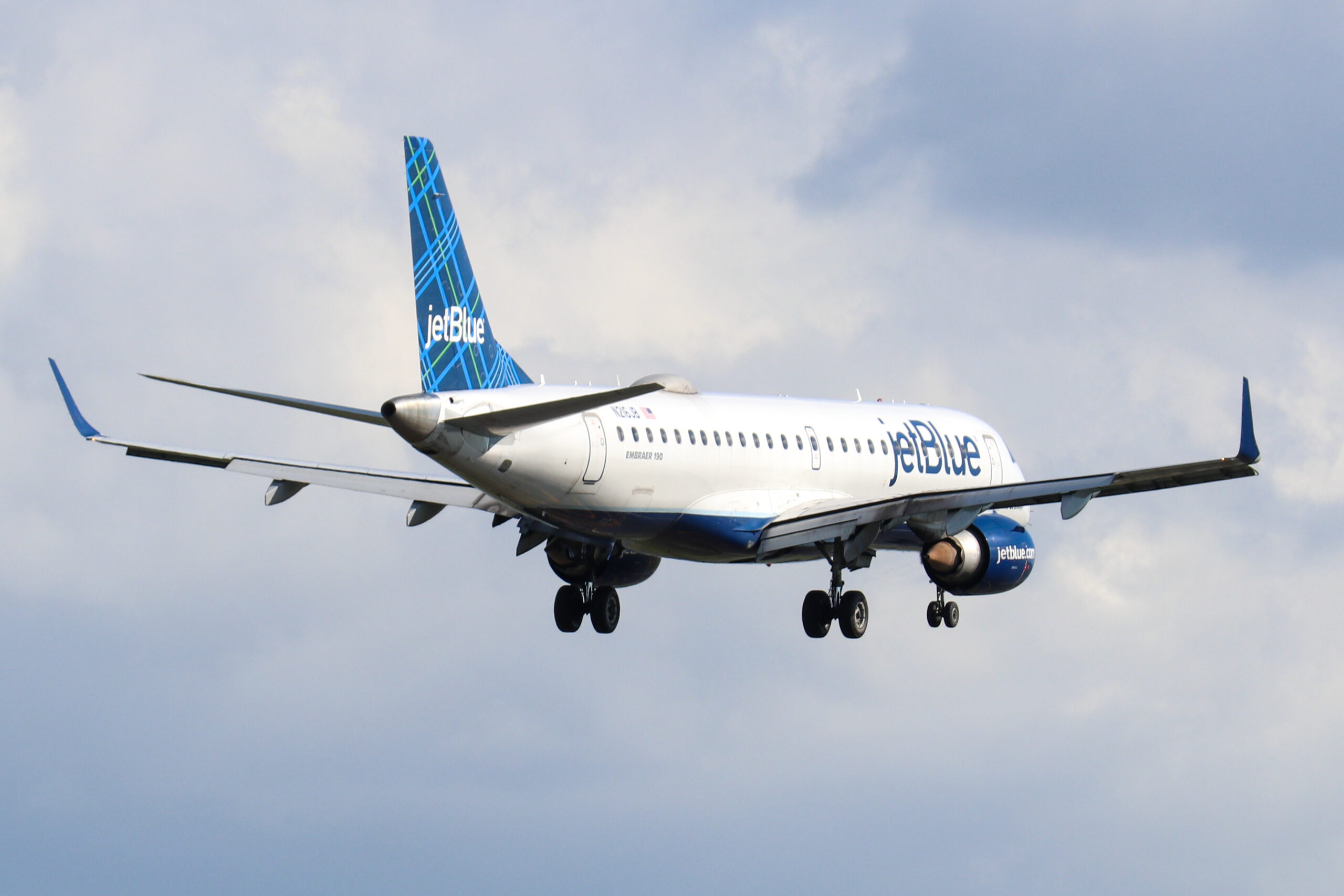 A JetBlue Embraer 190 arriving at Boston