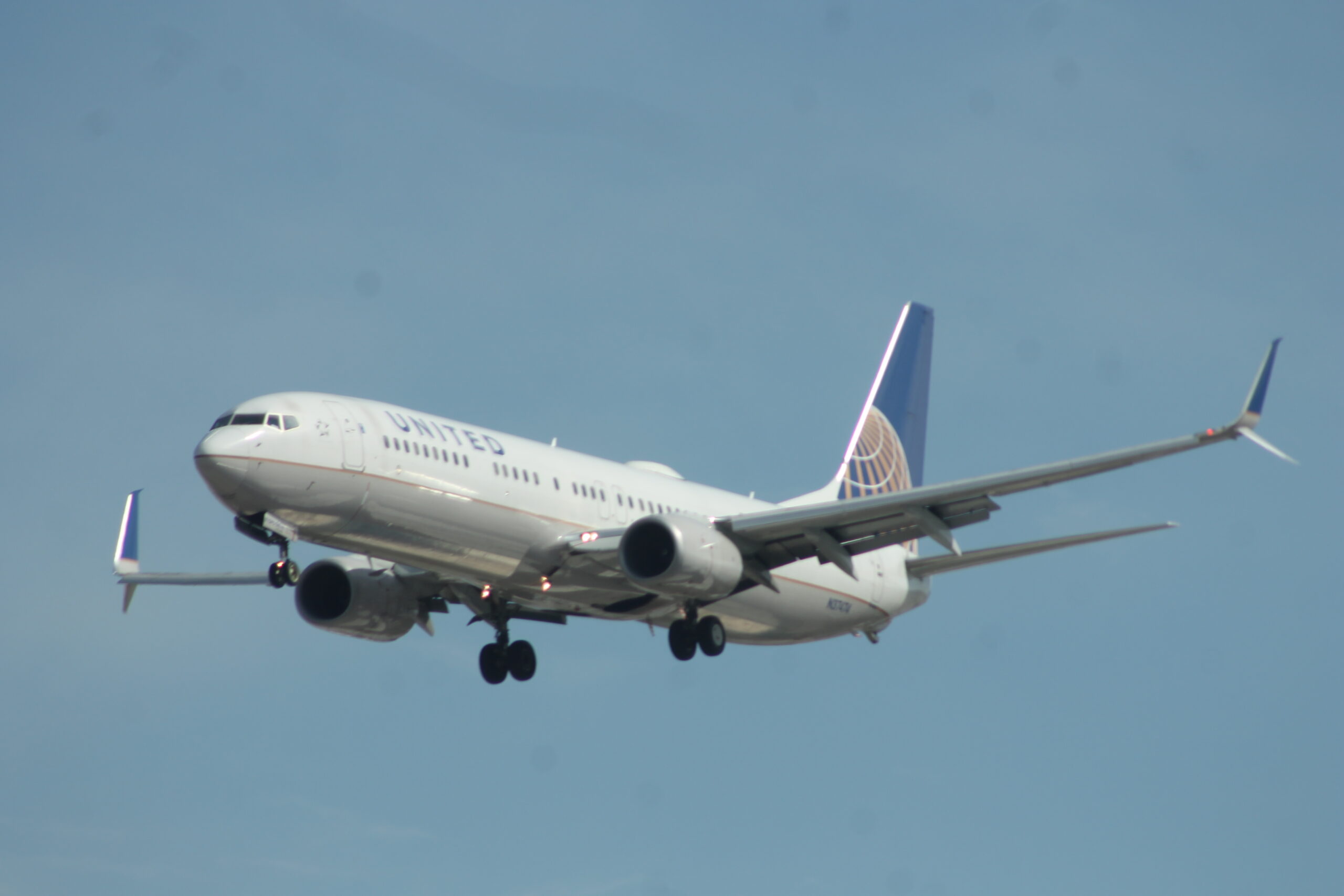A Boeing 737-900 of United Airlines on approach for Mccarran International Airport 