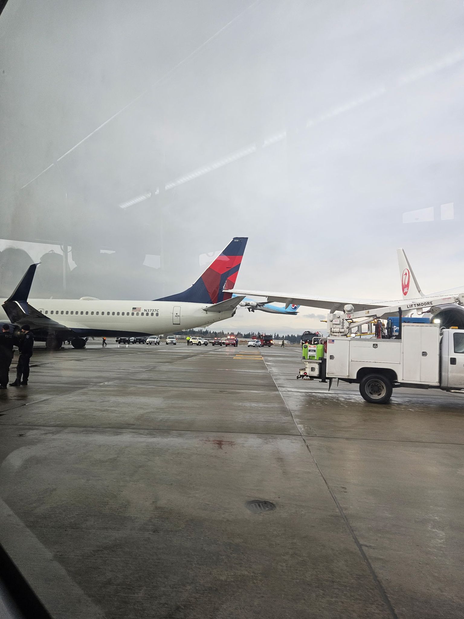 Ground collision, ground safety measures, Safety Measures, Boeing 737,Seattle Takoma International airport, incident