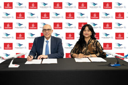 Partnership signing at Aviation Festival Asia 2025 by Dr. Nejib Ben Khedher, Divisional Senior Vice President Emirates Skywards, and Rahmaniar, Miles & Ancillary Group Head Garuda Indonesia.