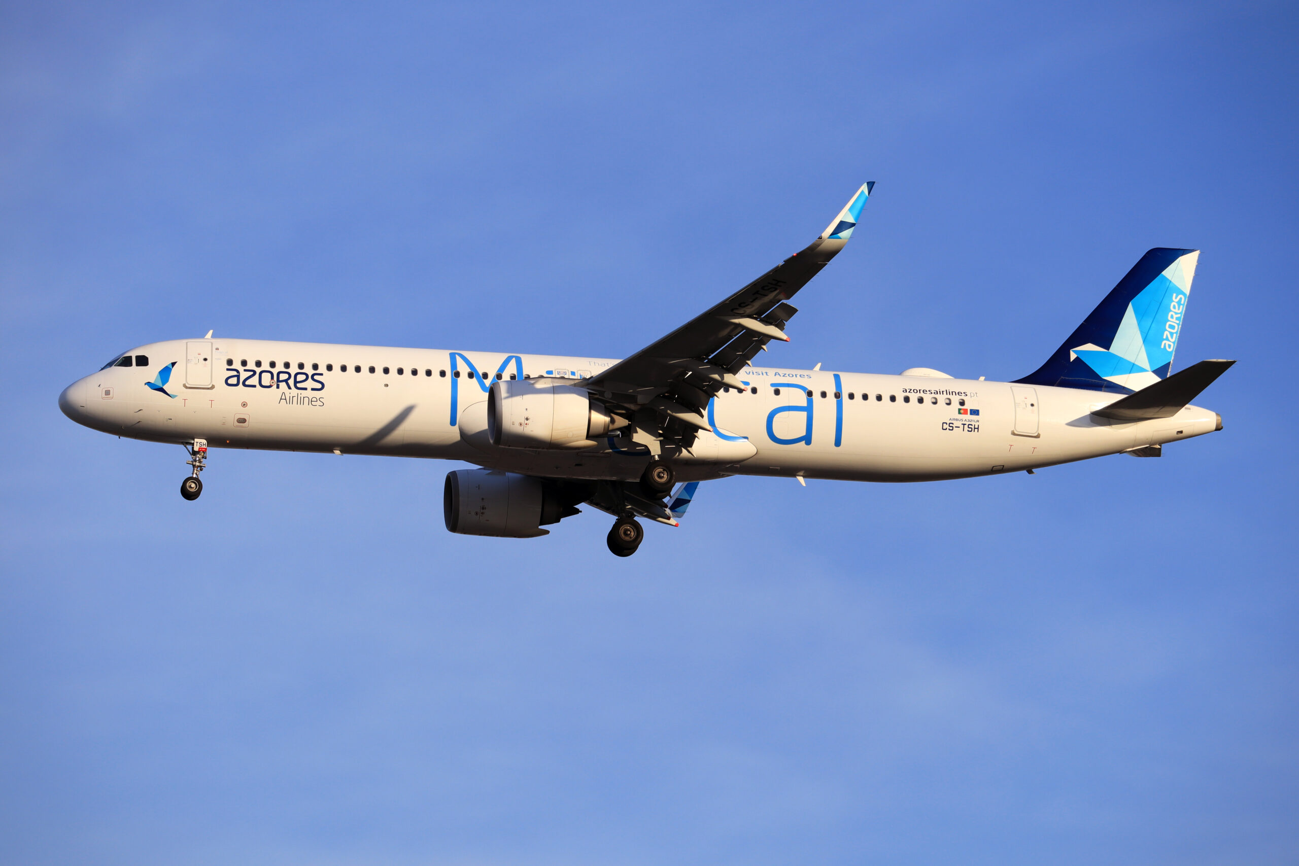 Azores Airlines A321LR - Landing at Toronto Pearson Int'l Airport as Flight S4323 from Ponta Delgada