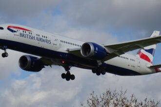 a Boeing 787-9 Dreamliner operating for British Airways arriving for landing on Runway 27L at London Heathrow Airport.