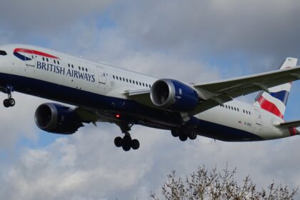 a Boeing 787-9 Dreamliner operating for British Airways arriving for landing on Runway 27L at London Heathrow Airport.