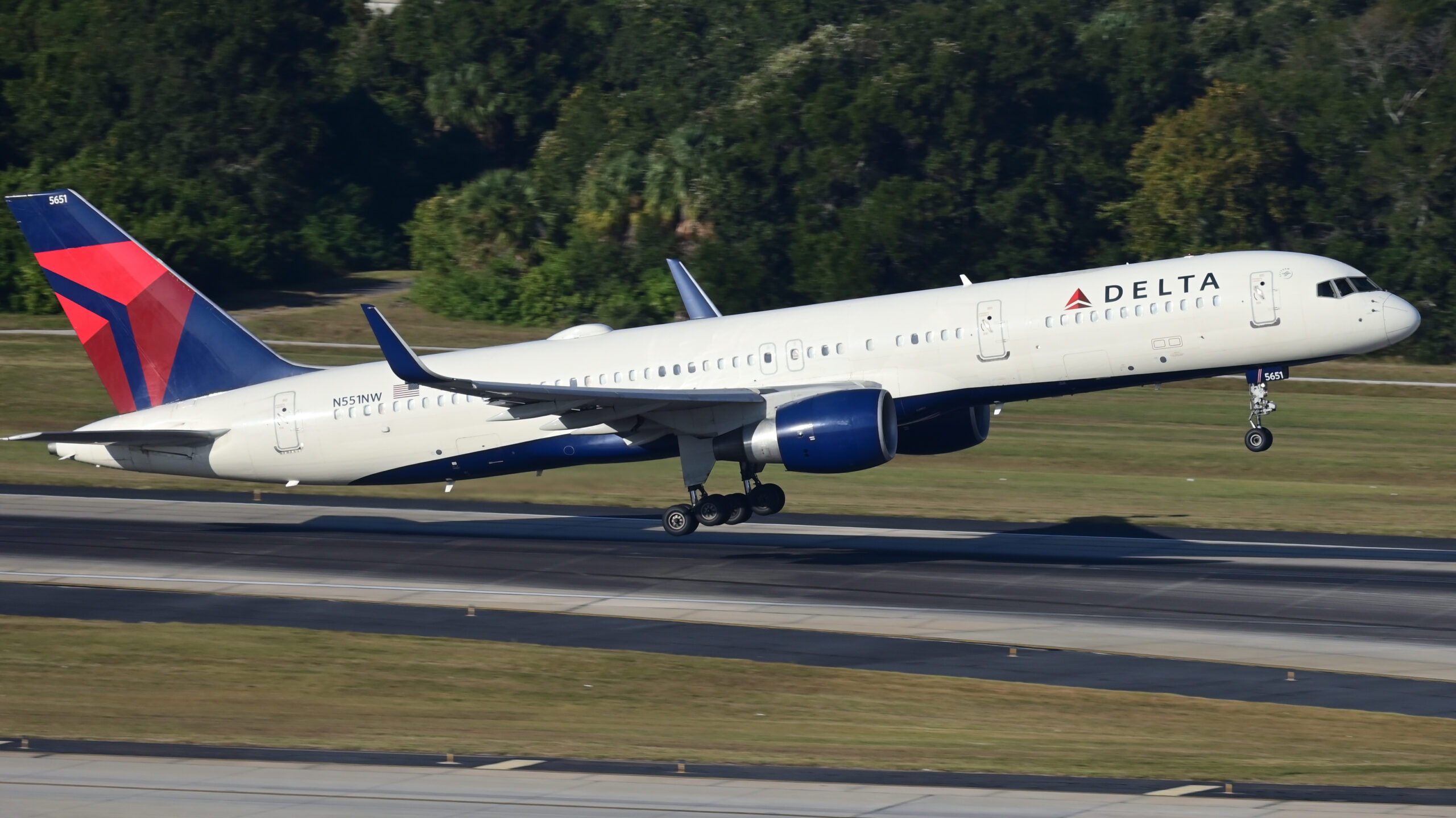 a Delta Air Lines Boeing 757-200, taking off from Runway 1L at Tampa International Airport