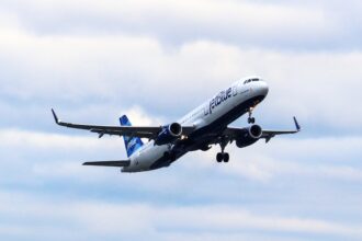 JetBlue A321-200 (N968JT) departing Boston for San Francisco on 04/19/2023.