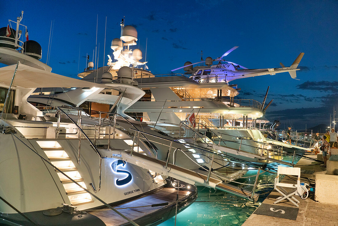 Luxury yachts in the harbob of St Tropez, Var, Côte D'Azur © Travel Stock