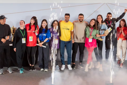 Etihad revealed ten employees who will be awarded full scholarships for Etihad’s Employee Cadet Pilot training programme. The reveal took place during Etihad’s annual employee engagement forum in front of an audience of 2500 staff.