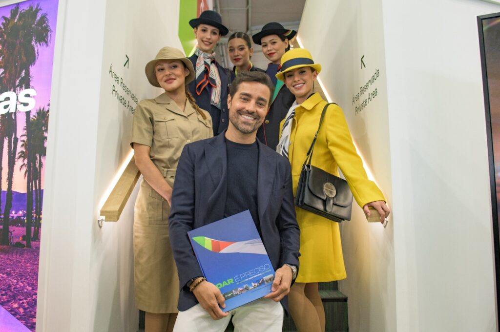 Actor Ricardo Pereira and models wearing historic TAP uniforms.