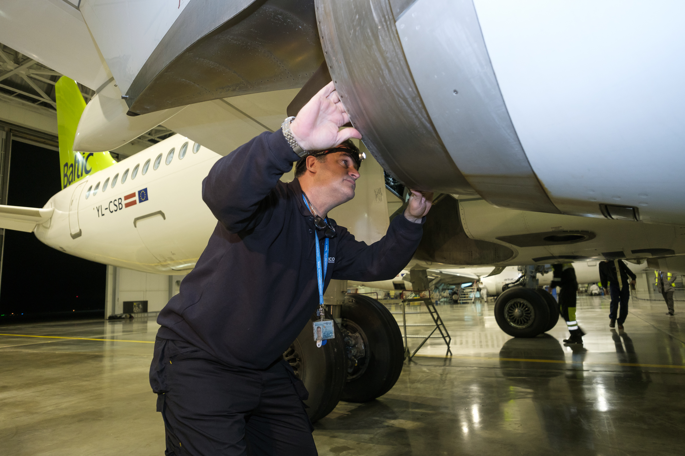 Engineer maintenance of an airBaltic Air Baltic aircraft - Bombardier CS300