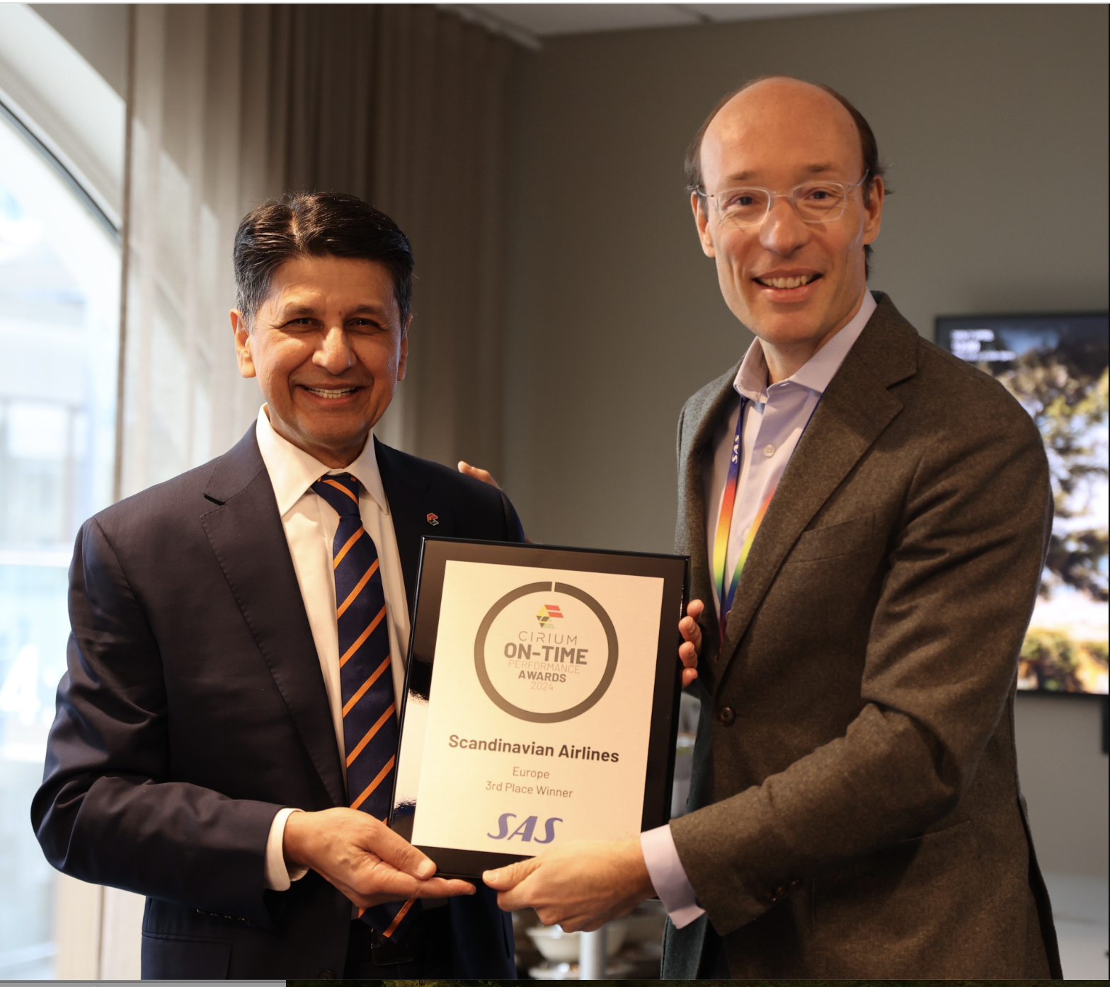 Mike Malik and Anko Van der Werff holding SAS' third place award by Cirium