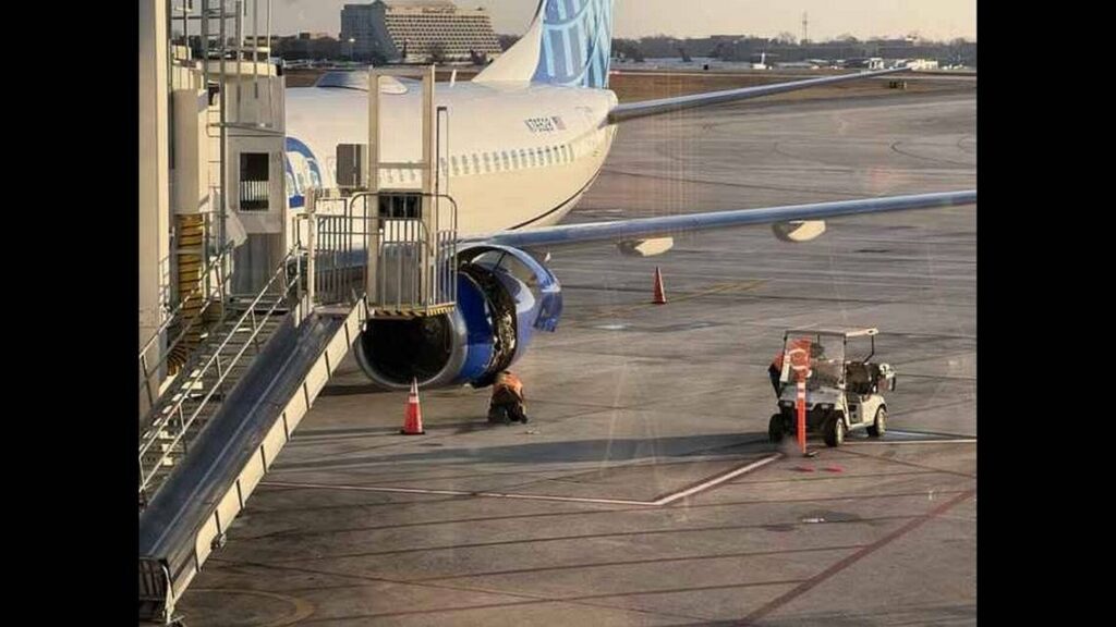 Engine cowling open on 737-800NG of United Airlines