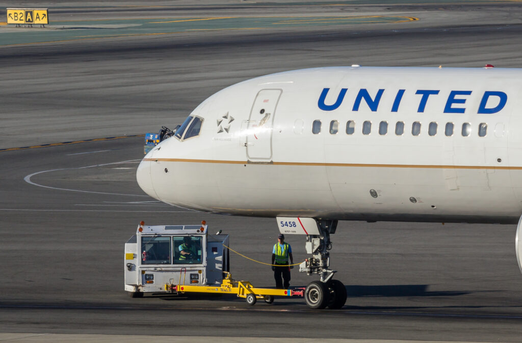 An image of United Airlines aircraft N558UA, a Boeing 757-222 at San Francisco International Airport.