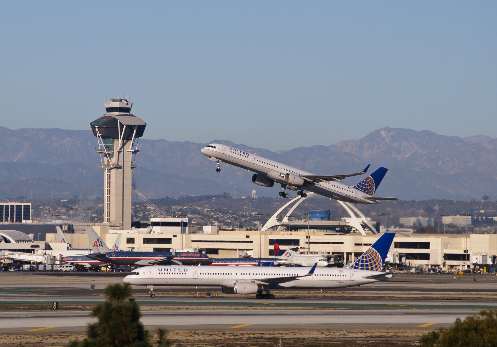 United 1275 takes off for Honolulu, while United 1619, having arrived from Denver, holds short. 