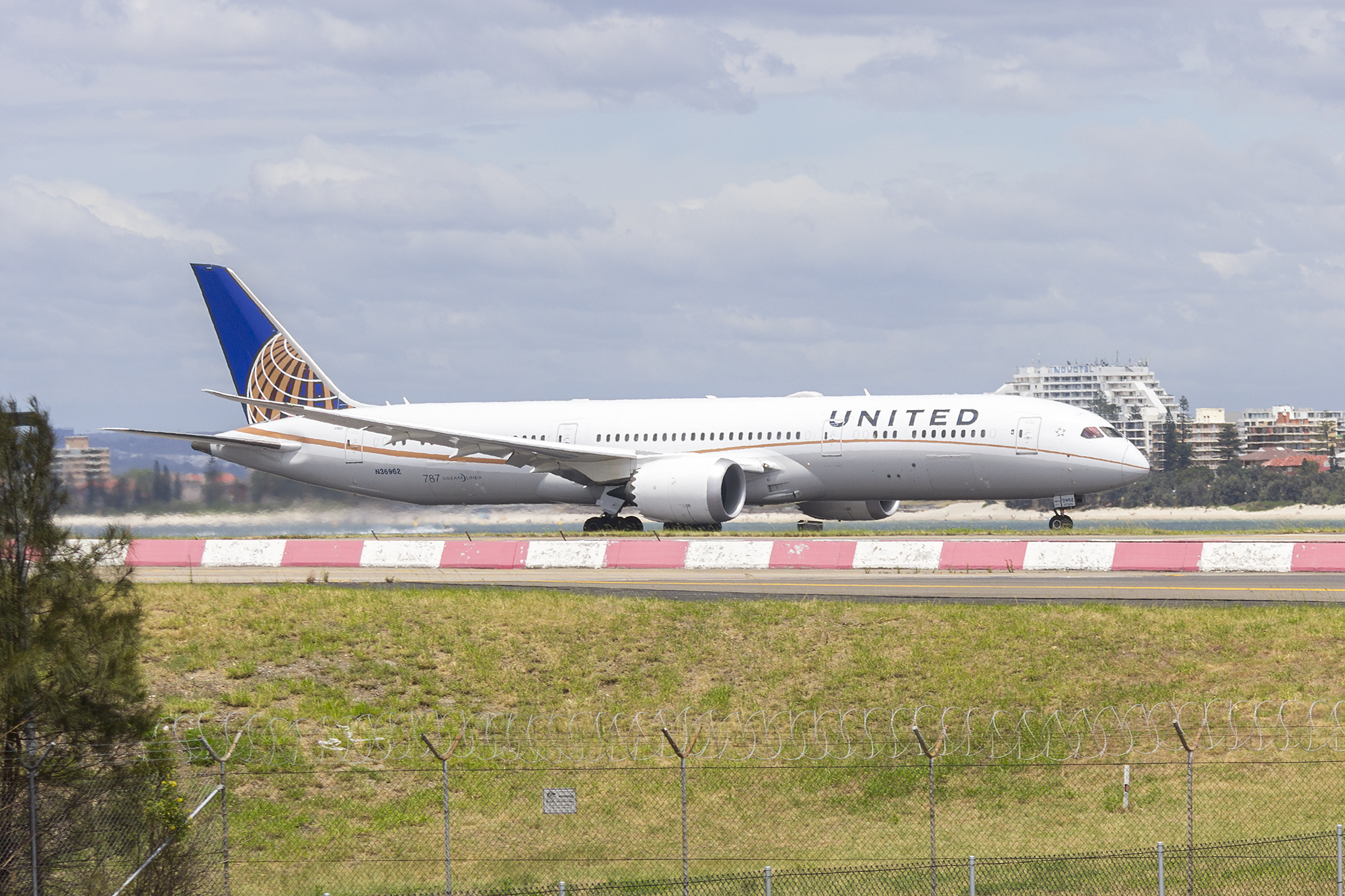 United Airlines (N36962) Boeing 787-9 Dreamliner departing Sydney Airport.