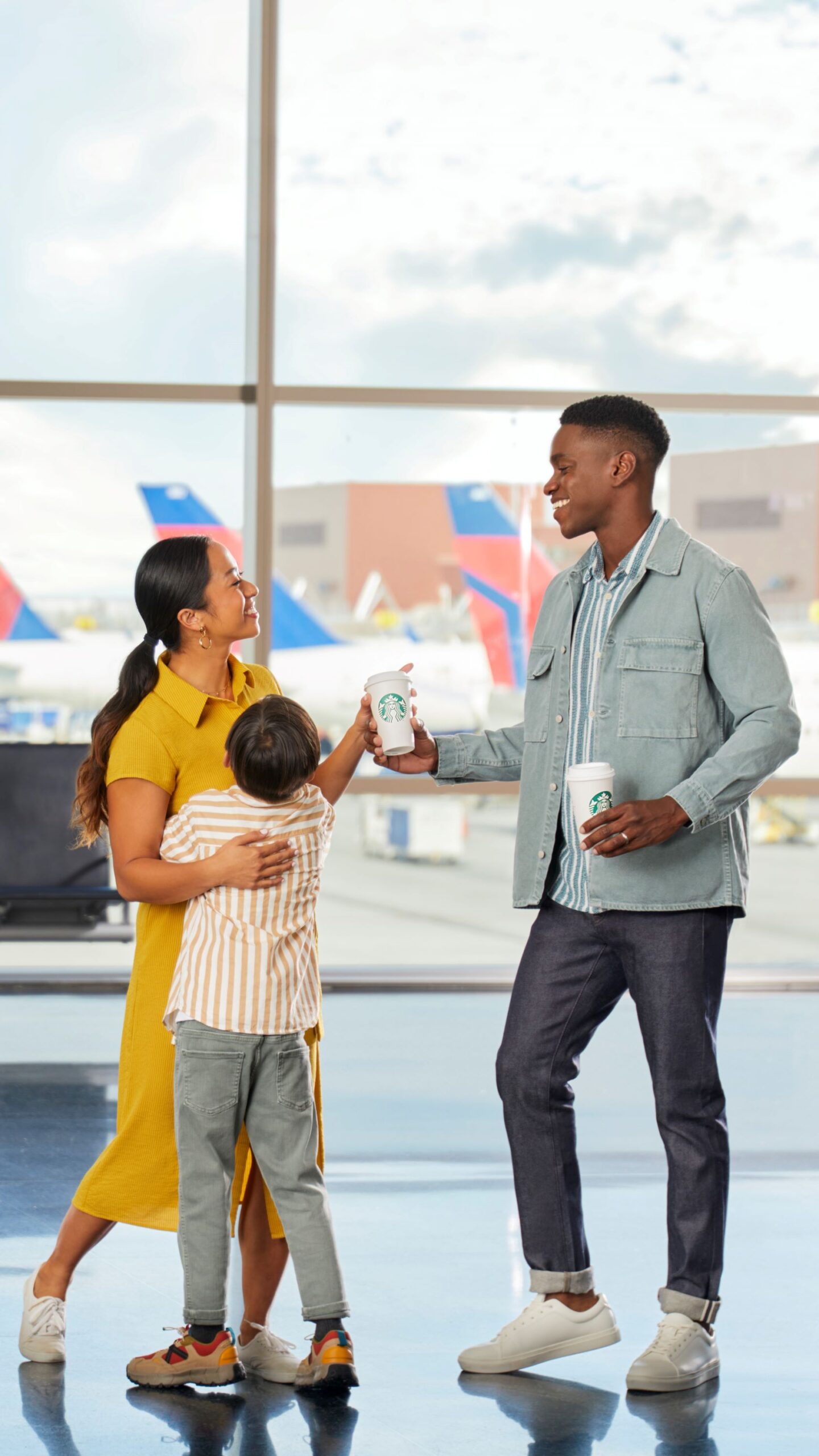 A family enjoy a Starbucks coffee at the airport.