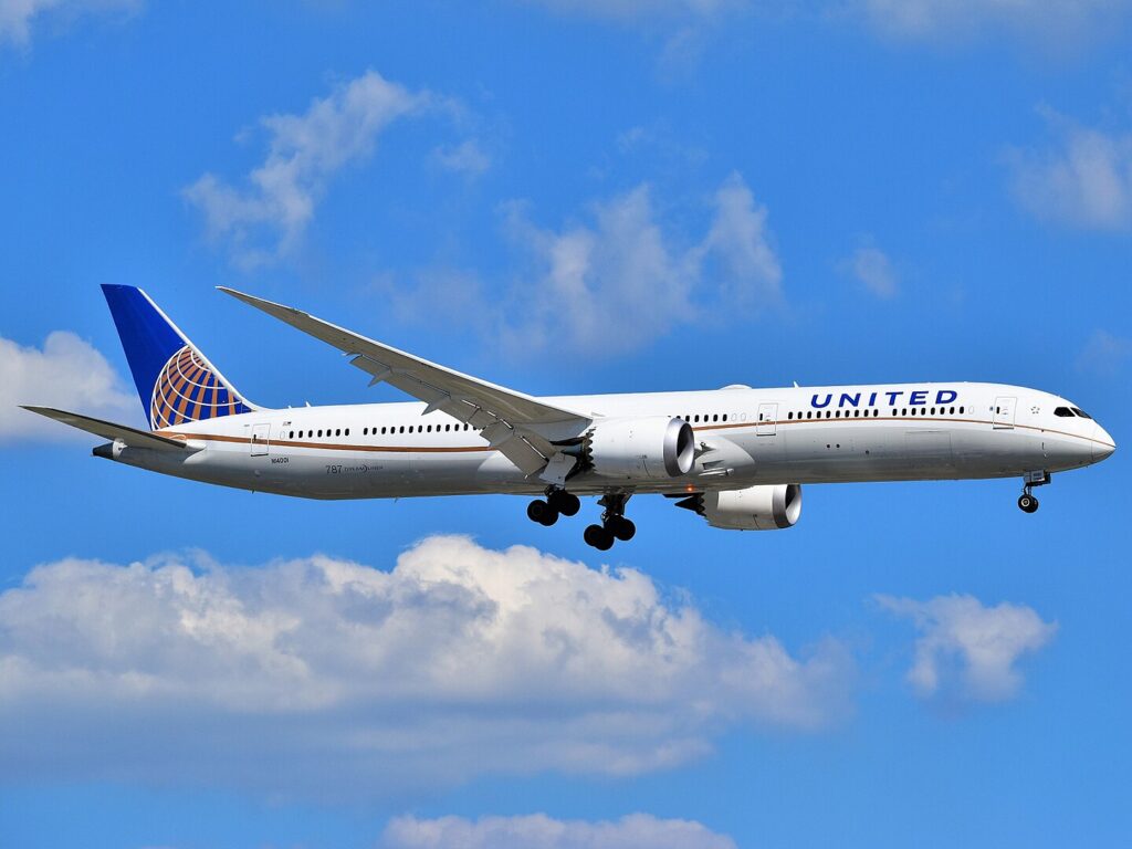 A United Airlines Boeing 787-10 Dreamliner is on final approach to Newark Liberty International Airport