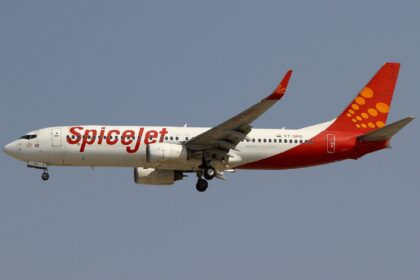 A SpiceJet Boeing 737-8GJ in flight