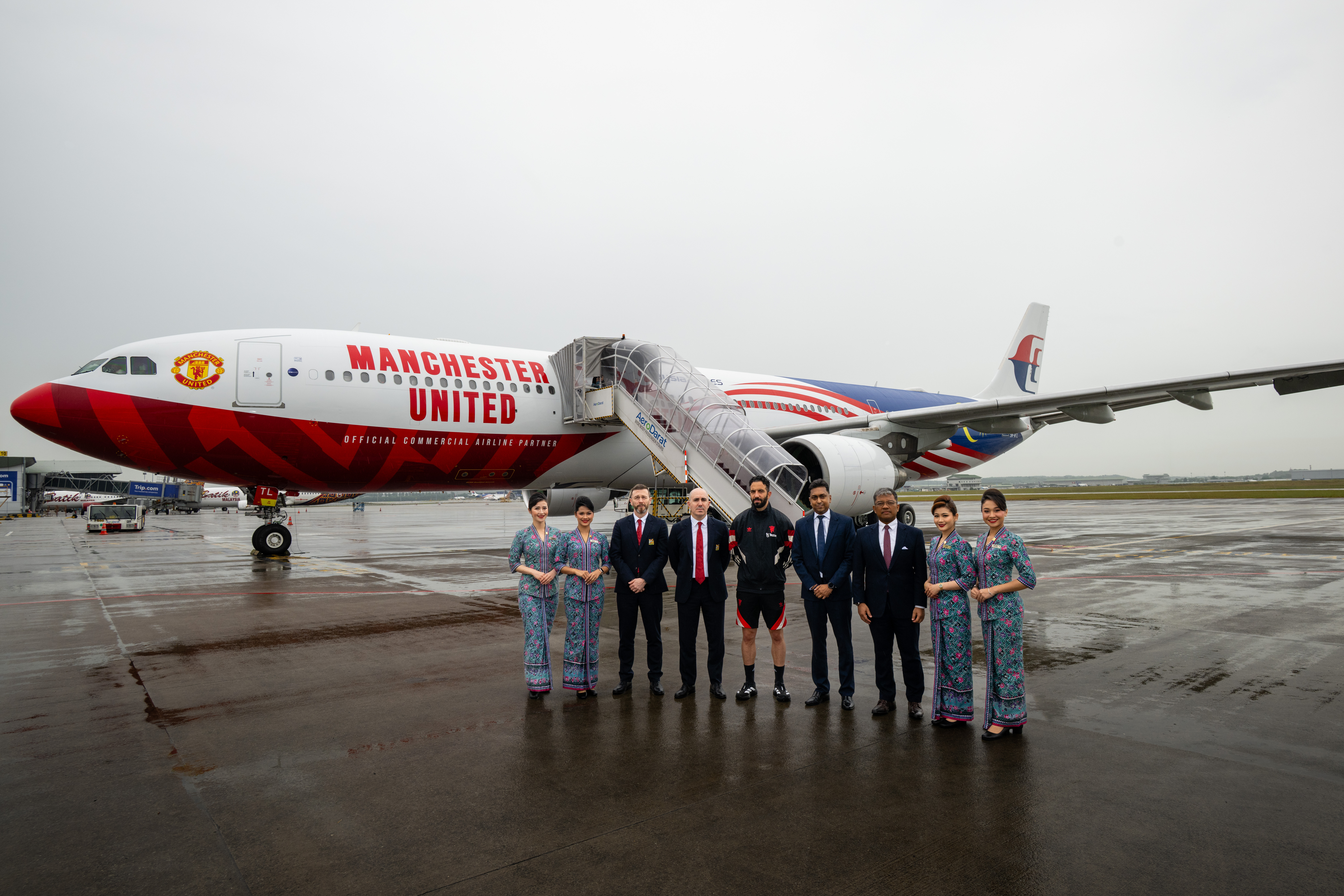 Malaysia Airlines reveals new Manchester United livery