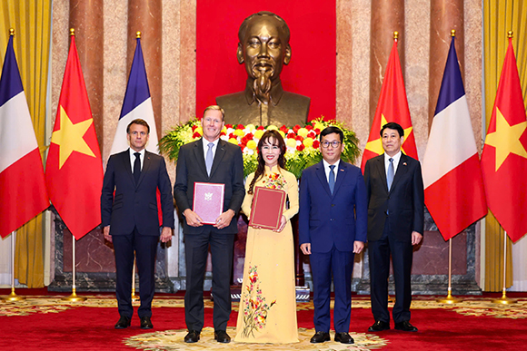 Vietjet and AIrbus Executives posing with the French and VIetnamese president  to buy Airbus330neo for expanding long-haul services