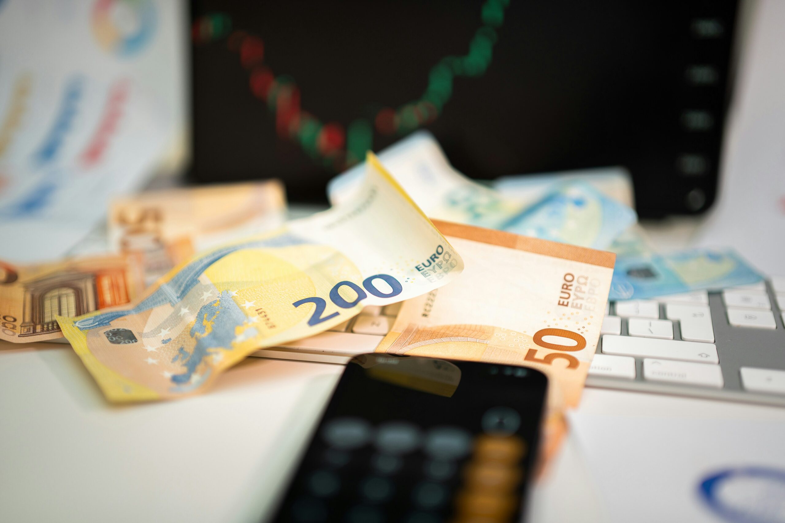 A picture showing euro notes and a calculator to show refund claims