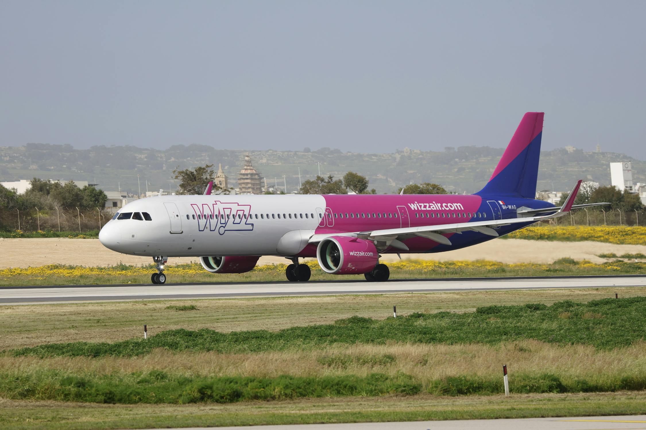 A photo of Wizz Air Airbus A321 on Runway
