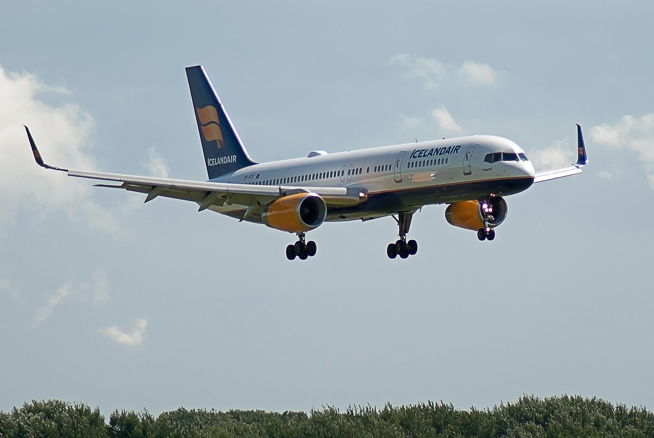  Icelandair Boeing 757-200 landing.