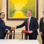 Vietjet Vice President To Viet Thang (left) and AV AirFinance CEO Stephen Murphy (right) sign US$300 million agreement to boost the airline’s fleet expansion
