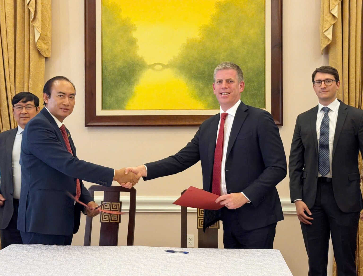 Vietjet Vice President To Viet Thang (left) and AV AirFinance CEO Stephen Murphy (right) sign US$300 million agreement to boost the airline’s fleet expansion