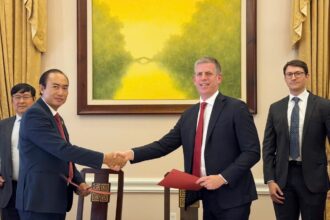 Vietjet Vice President To Viet Thang (left) and AV AirFinance CEO Stephen Murphy (right) sign US$300 million agreement to boost the airline’s fleet expansion