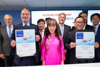 Vietjet and Airbus officials sign the MoU at the Paris Air Show 2025
