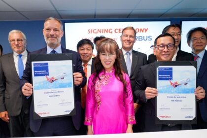 Vietjet and Airbus officials sign the MoU at the Paris Air Show 2025