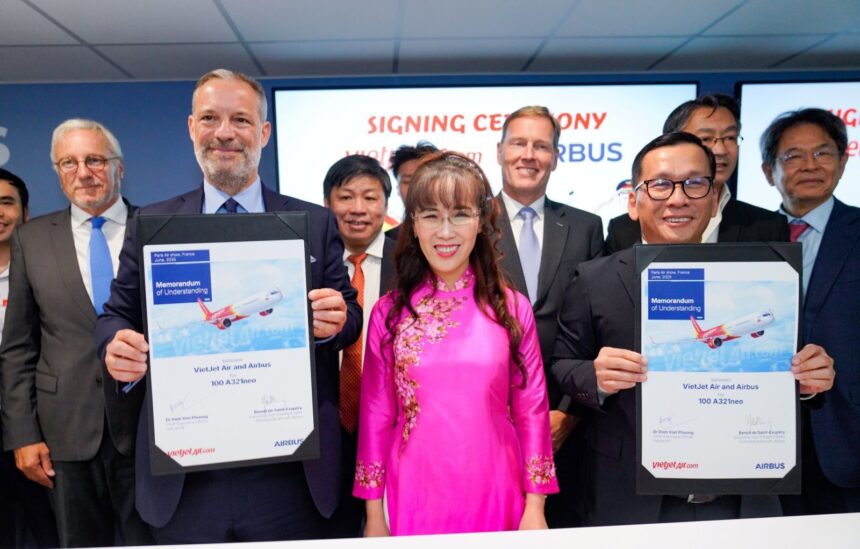 Vietjet and Airbus officials sign the MoU at the Paris Air Show 2025
