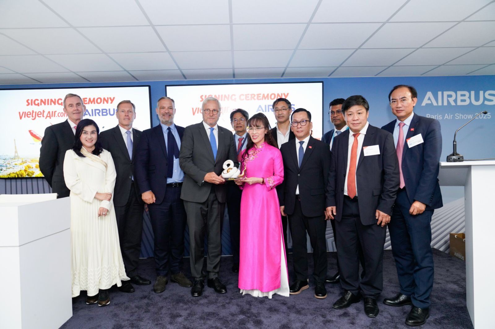 Vietjet and Airbus officials at the Paris Air Show