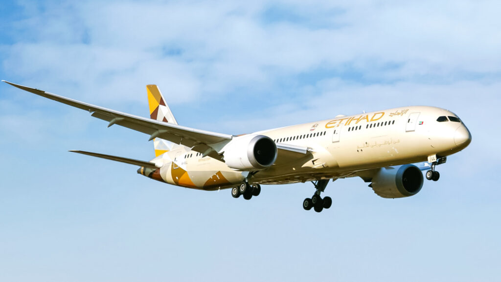 An Etihad Boeing 787-9 (Dreamliner) coming in for landing 