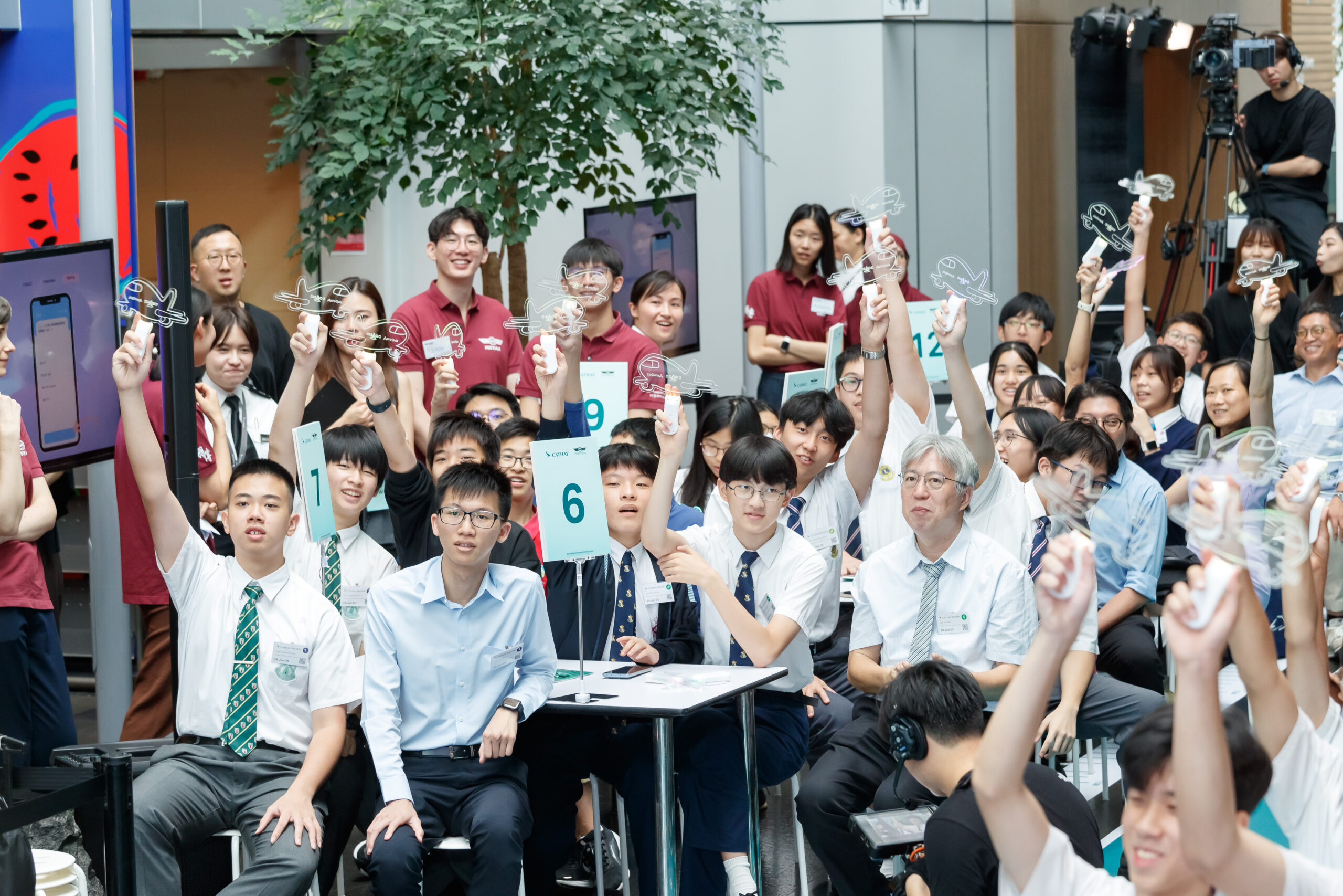 Secondary school students who attended the event taking part in the AeroQuiz demo © Cathay