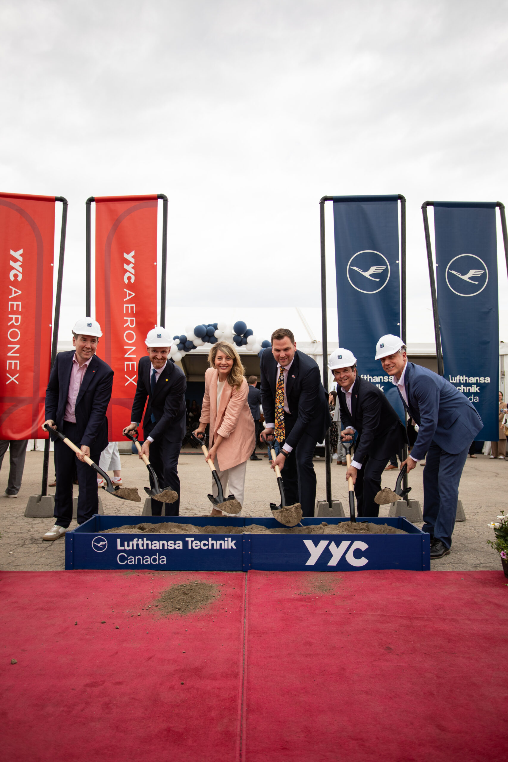 From left to right: Corey Hogan (Member of Parliament and Parliamentary Secretary to the Minister of Energy and Natural Resources), Max Schramm (President and CEO of Lufthansa Technik Canada), Mélanie Joly (Minister of Industry, Government of Canada), Joseph Schow (Minister of Jobs, Economy, Trade and Immigration, Government of Alberta), Georg Fanta (Vice President Commercials Engine Services at Lufthansa Technik) and Chris Dinsdale (President and CEO of Clagary Airports)