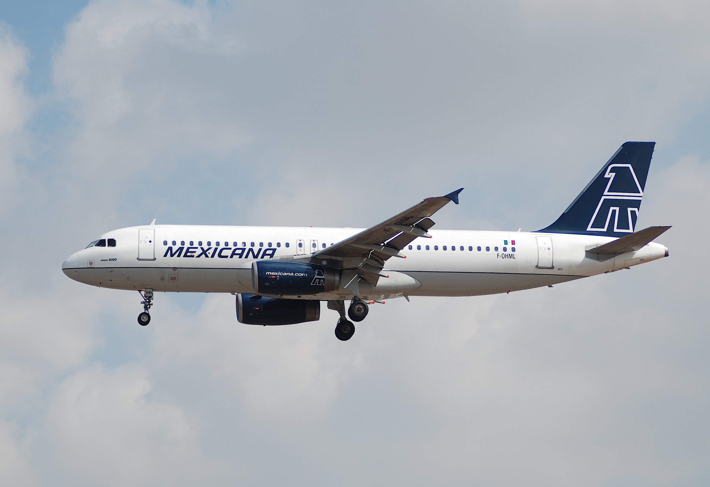 An airborne Mexicana Airbus A320-321.
