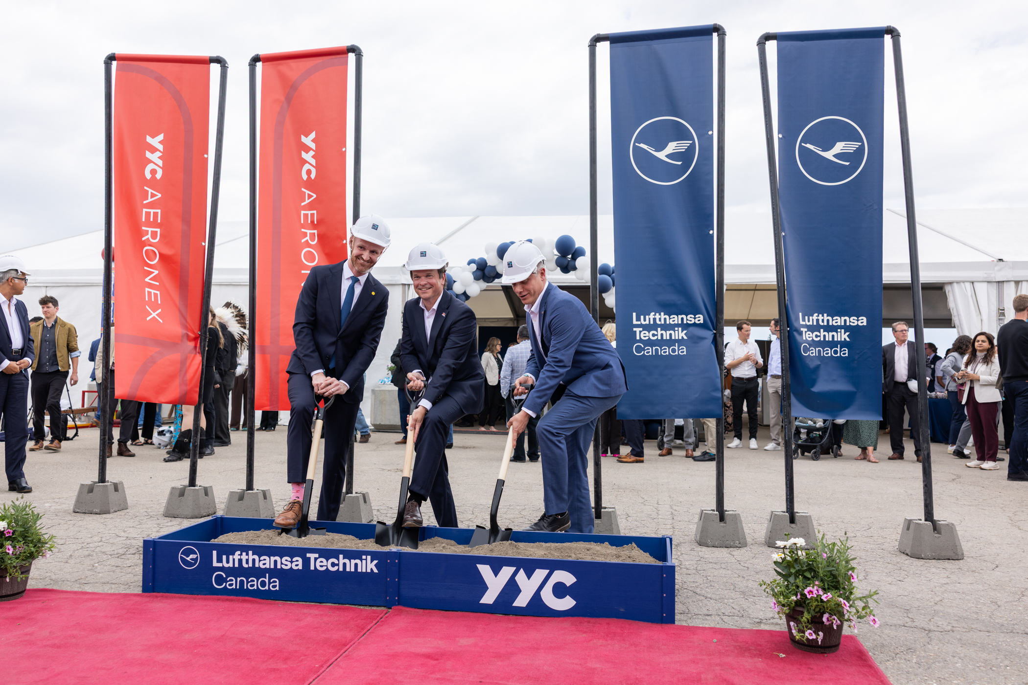From left to right: Max Schramm (President and CEO of Lufthansa Technik Canada), Chris Dinsdale (President and CEO of Clagary Airports) and Georg Fanta (Vice President Commercials Engine Services, Lufthansa Technik) 
