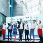Under Secretary for Home and Youth Affairs of the Hong Kong SAR Government Clarence Leung (fourth from left), Cathay Chief Customer and Commercial Officer Lavinia Lau (third from left), HKYAA Chairman Captain Patrick Lau (third from right), Chief Flight Standards of the Civil, Aviation Department Captain Lawrence Wong (second from left), and HKYAA Honorary Advisor Albert Wong (second from right) kicked off the launch event with paper plane flying activity
