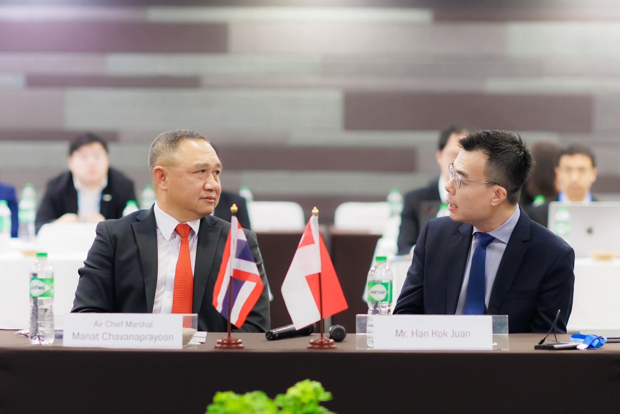 Air Chief Marshal Manat Chavanaprayoon with CAAS Director-General Han Kok Juan