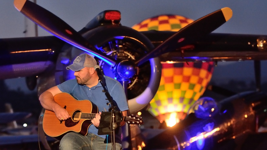 Musician Jonathan Moody performs during an AOPA Fly-In held in Camarillo, California, in 2017. © Mike Collins.