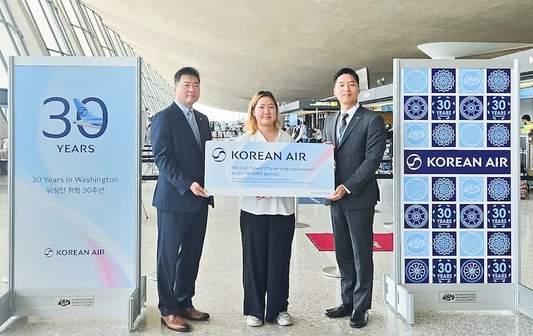 The 30th passenger checking in for Korean Air KE094 poses for a photo with Byounghoon Lee, Head of Eastern U.S. Passenger Sales (left), and Inhak Seok, Washington D.C. station manager, after receiving a round-trip ticket between Washington, D.C. and Incheon. 
