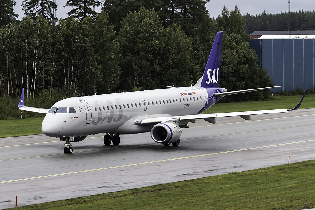 An SAS Embraer 195 on the runway
