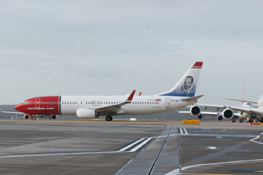 Norwgian Air Shuttle ASA purchase three new Boeing 737-800 aircraft