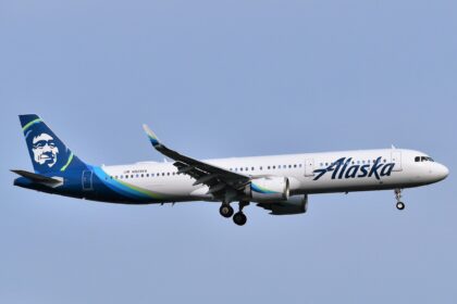 An Alaska Airlines Airbus A321 aircraft on approach to JFK AIrport.