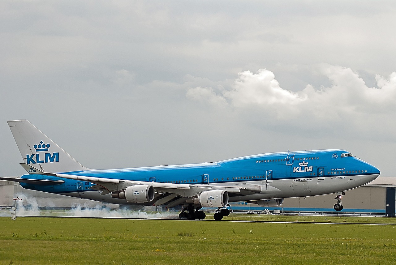  KLM aircraft landing 