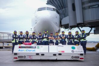 The all-women team behind the scenes of the Malaysia airline flight © Malaysia Airlines